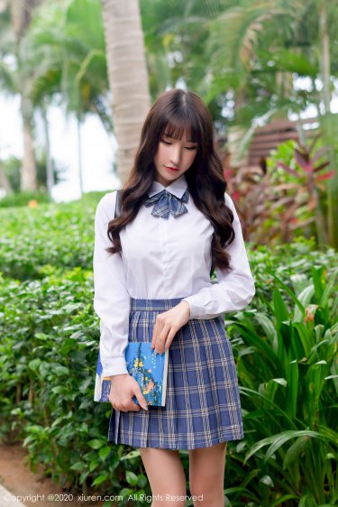 女子与情夫在草丛偷欢